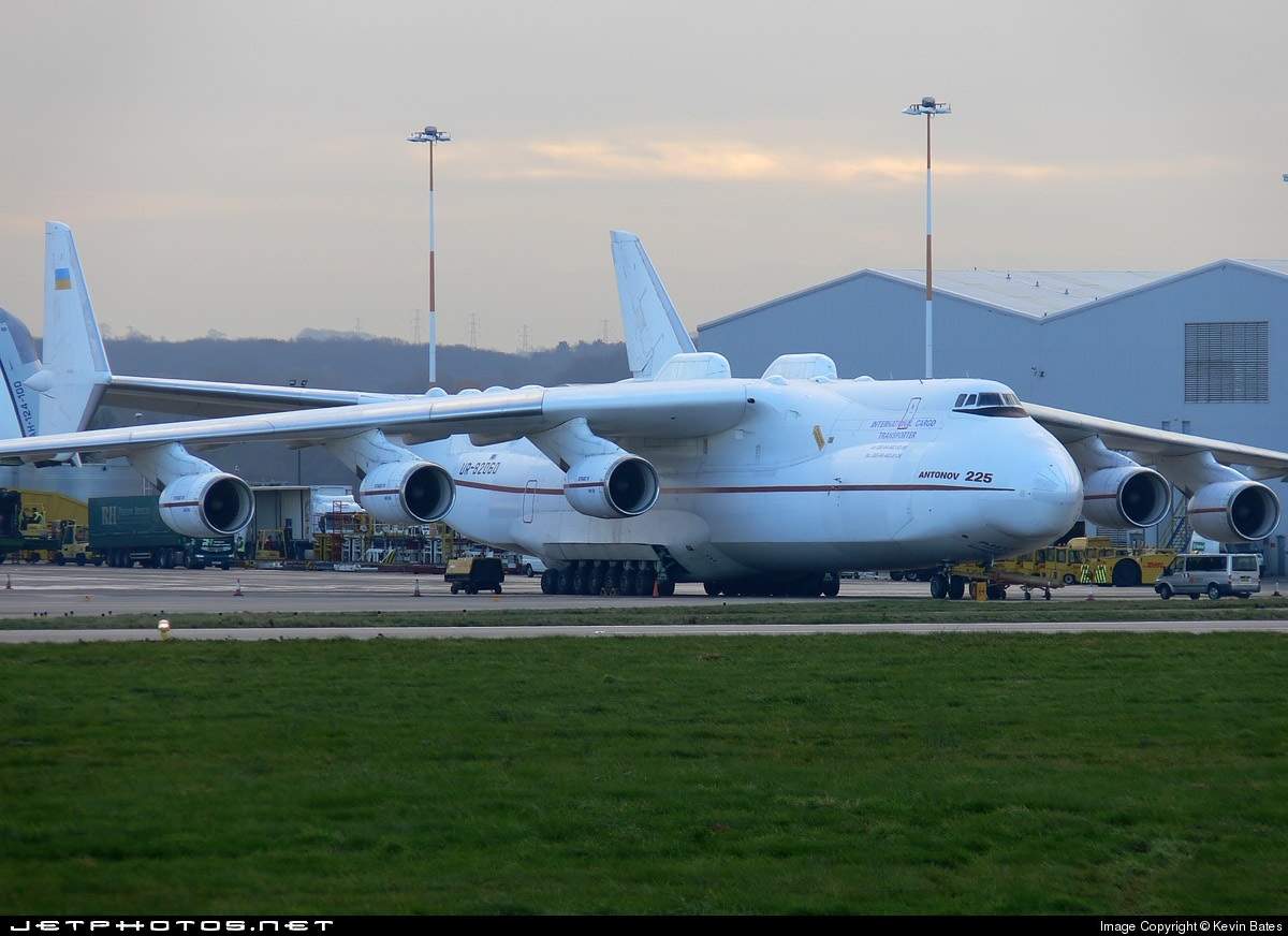 Большие самолеты видео. Antonov 225. Самый большой самолет в мире АН-225 Мрия. АН 225 пассажирский вариант. АН-124 пассажирский вариант.